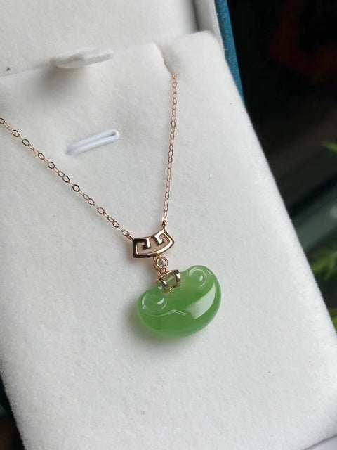 Liontin Kunci Ruyi Hijau Apel Jasper Alami Pengaturan Emas 18k Ukuran 16.5 * 5.5mm Gaya Giok yang elegan dan murah hati halus dan hangat Termasuk biaya pengiriman dan pajak.