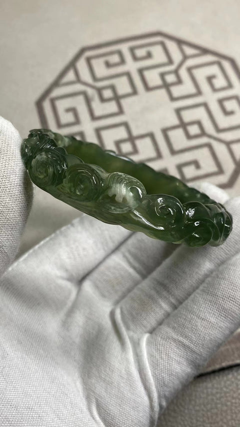 Gelang Bunga Ukiran Giok Cui Giok Alami Ukuran 57-59mm Ukuran 58.5mm Lebar Sisi 14mm Batu giok terbentuk secara alami dan polanya acak Sudah termasuk pajak pengiriman.