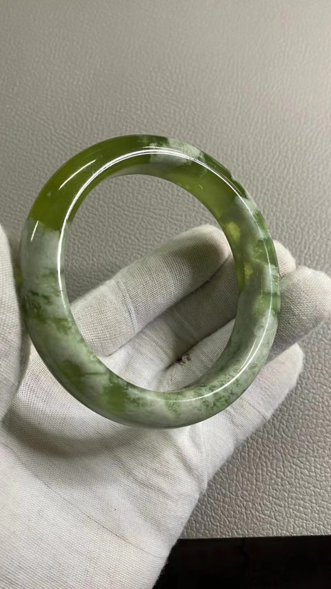 Gelang Gelang Giok Cui Giok Hijau Titi Milkcap, Ukuran 64-66mm Ukuran 62.5mm Lebar Samping 15.4mm Giok ini terbentuk secara alami dan polanya acak Sudah termasuk ongkos kirim dan pajak.