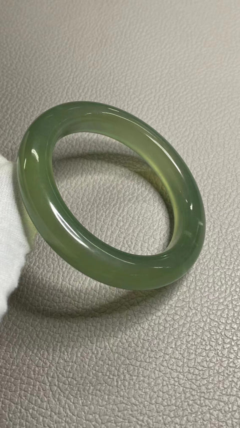 Gelang Es Giok Cui Giok Alami Ukuran 54-56mm Ukuran 55.5mm Lebar Sisi 12.1mm Giok ini semuanya terjadi secara alami Pola acak Pajak pengiriman sudah termasuk.