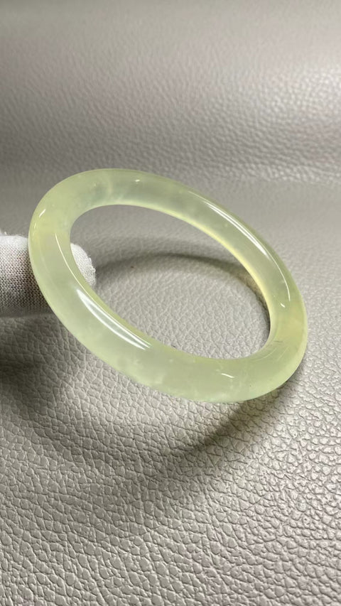 Gelang Garis Kecantikan Giok Cui Jade Alami Ukuran 57-59mm Ukuran 58.3mm Lebar Sisi 10mm Giok semuanya terjadi secara alami Pola dikemas secara acak Pengiriman dan pajak sudah termasuk.