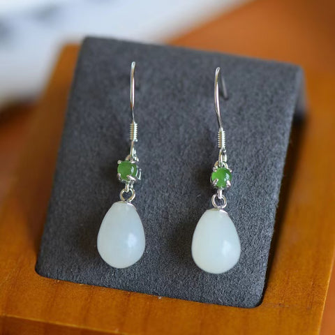 2144 Anting Giok Hetian Alami dari 925 Perak & Ukuran 6 * 8mm Sudah termasuk pajak pengiriman.