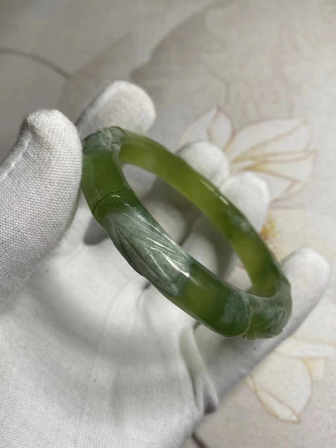 Gelang Bunga Ukiran Giok Cui Alami Giok bersih dan halus serta hangat Ukuran 57-59mm Ukuran 58.2mm Lebar Sisi 12mm Giok semuanya terjadi secara alami Pola acak Sudah termasuk pajak pengiriman.