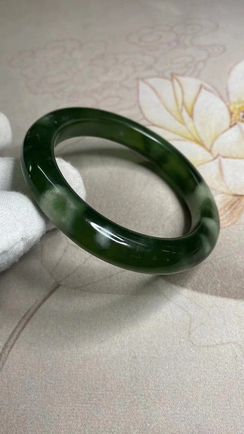 Gelang Bahan Giok Cui Alami 180 Ukuran 61-63mm Ukuran 62.5mm Lebar Sisi 11.8mm Batu giok ini terbentuk secara alami dan polanya acak Sudah termasuk pajak pengiriman.