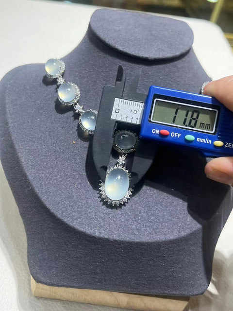 Kalung Giok Alami dengan Telur Besar Giok ini bersih, halus, dan hangat. Ukuran seperti yang ditunjukkan. 925 Perak Termasuk ongkos kirim dan pajak.