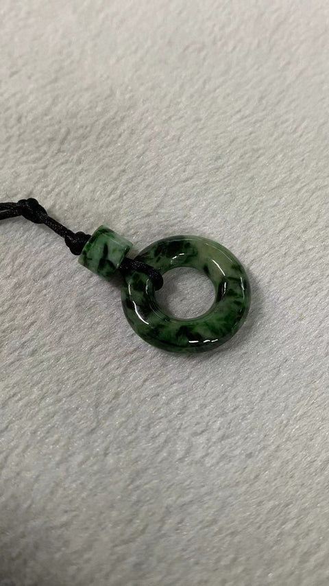 Liontin Lingkaran Harian Batu Giok Alami Batu giok ini bersih dan halus, dan gayanya sangat indah.