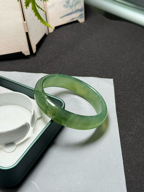 Giok Xiuyan alami, hijau danau, "Gelang Kedamaian dan Keselamatan" - menarik kekayaan Diameter 60×15×6,7 mm. Semua batu terbentuk secara alami. Gratis pengiriman dan pajak.