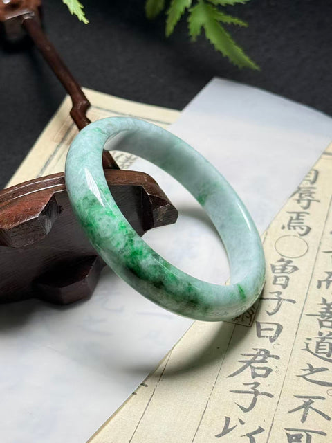 Gelang giok alami Grade A berwarna hijau cerah, Indah dan elegan saat dikenakan. Diameter : 58×12.8×8.1㎜ , Semua Batu Terbentuk Secara Alami. Gratis Ongkos Kirim Dan Pajak.