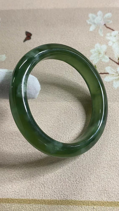 Gelang Hijau Penuh Giok Cui Alami Ukuran 58-60mm Ukuran 59.4mm Lebar Sisi 12.4mm Giok terjadi secara alami Pola acak Pengiriman dan pajak sudah termasuk.