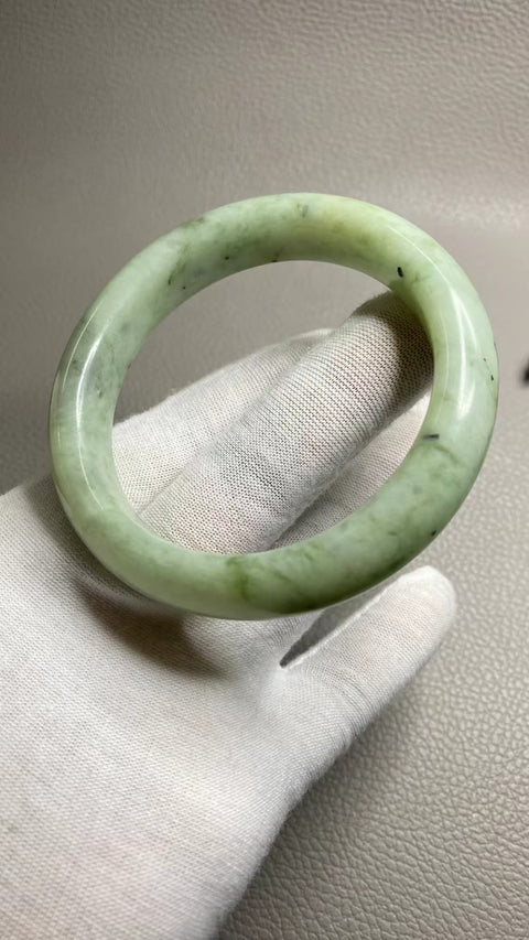 Gelang Giok Cui Giok Minyak Tua Ukuran 60-62mm Ukuran 61.5mm Lebar Sisi 14mm Giok ini terbentuk secara alami dan polanya acak Sudah termasuk pajak pengiriman.