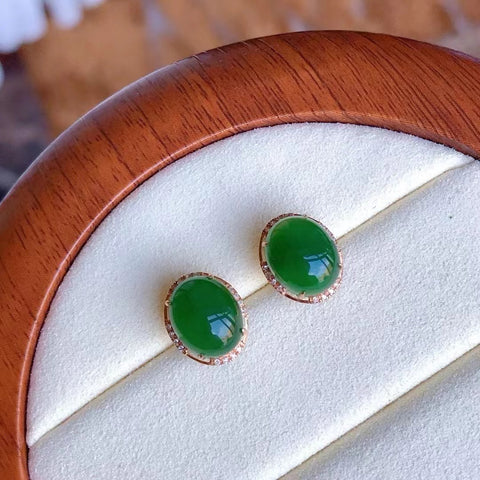Anting-anting Pejantan Jasper Alami dalam Pengaturan Emas 18k Ukuran 8 * 10mm Giok bersih, halus dan hangat.