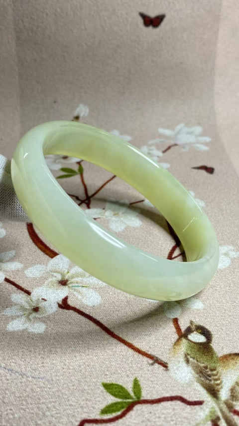 Gelang Cahaya Bulan Putih Giok Cui Giok Alami Ukuran 62-64mm Ukuran 63.6mm Lebar Samping 14.3mm Giok semuanya terjadi secara alami Pola acak termasuk pajak pengiriman