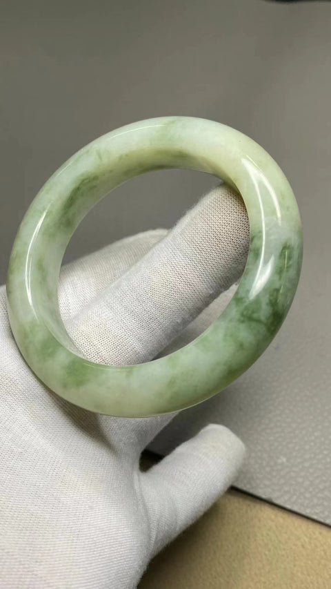 Gelang Cui Giok Minyak Cui Tua Ukuran 54-56mm Ukuran 55.4mm Lebar Sisi 14.3mm Giok terjadi secara alami Pola acak Pengiriman dan pajak sudah termasuk.