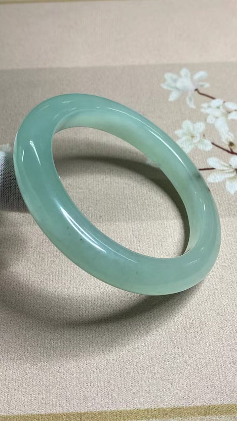 Gelang Jelly Celestite Giok Cui Jade Alami Ukuran 62-64mm Ukuran 63.8mm Lebar Sisi 12.5mm Giok terjadi secara alami Pola acak termasuk pajak pengiriman
