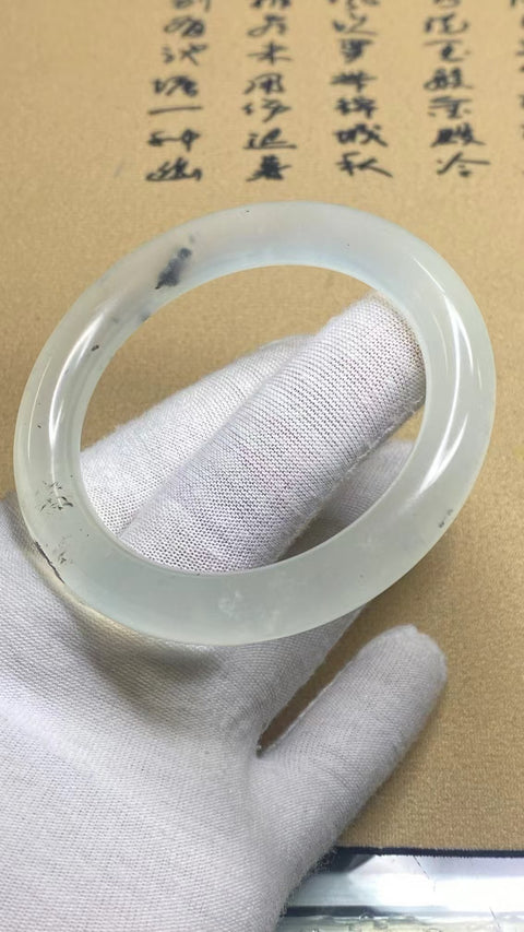 Gelang Tinta Giok Cui Alami di Atas Es Ukuran 55-57mm Ukuran 56mm Lebar Sisi 10.3mm Giok terjadi secara alami Pola acak Pengiriman dan pajak sudah termasuk.