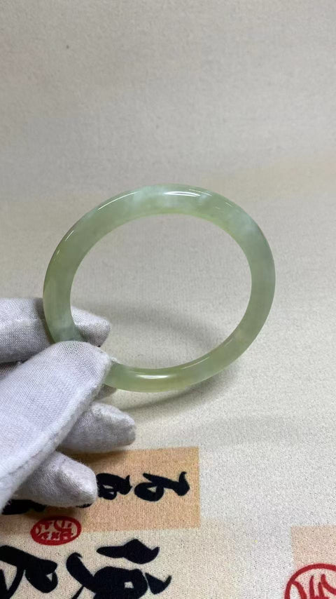 Harga detik gelang strip kecantikan giok Cui yang indah ukuran 57-59mm ukuran 58.5mm Batu giok adalah semua pola yang muncul secara alami secara acak.