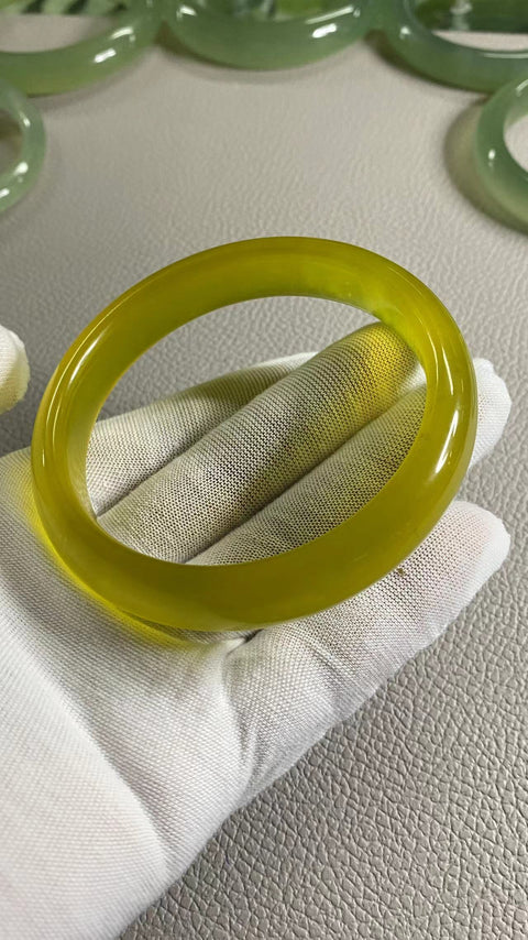 Gelang Giok Emas Halus Ukuran 62-64mm Ukuran 63.9mm Lebar Sisi 13.9mm Giok semuanya terjadi secara alami Pola acak termasuk pajak pengiriman