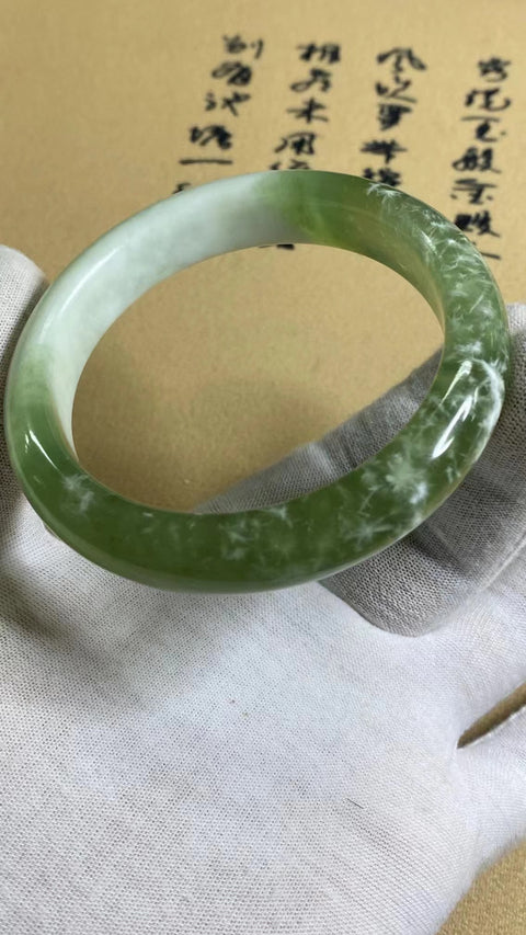 Gelang Gelang Milkcap Titi Giok Hijau Cui Giok Alami Ukuran 60-62mm Ukuran 61.3mm Lebar Samping 13.8mm Giok semuanya terjadi secara alami Pola acak termasuk pajak pengiriman