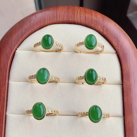 Cincin batu giok alami yang terbuat dari perak 925 dengan batu giok yang hangat dan warna-warna yang indah Ukuran sekitar 7 * 9mm Pengiriman dan pajak sudah termasuk.