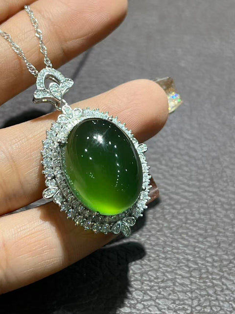 Liontin giok Xiuyan alami, hijau pekat, bentuk cabochon besar, 20*15mm, dipasang pada perak 925. Gioknya bersih, halus, dan terasa hangat saat disentuh. Termasuk ongkos kirim dan pajak.