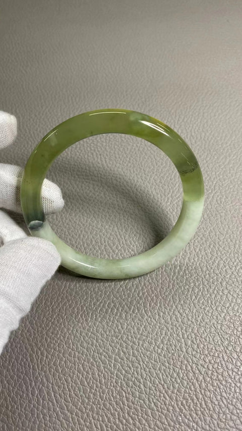 Gelang Cui Giok Cui Warna Musim Semi Alami Ukuran 57-59mm Ukuran 58.4mm Lebar Sisi 9mm Batu giok semuanya muncul secara alami Pola-polanya acak Sudah termasuk pajak pengiriman.