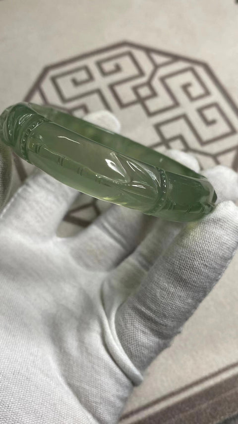 Gelang Bunga Berukir Giok Cui Alami Ukuran 58-60mm Ukuran 59.1mm Lebar Sisi 13.7mm Batu giok ini terbentuk secara alami dan polanya acak Sudah termasuk pajak pengiriman.