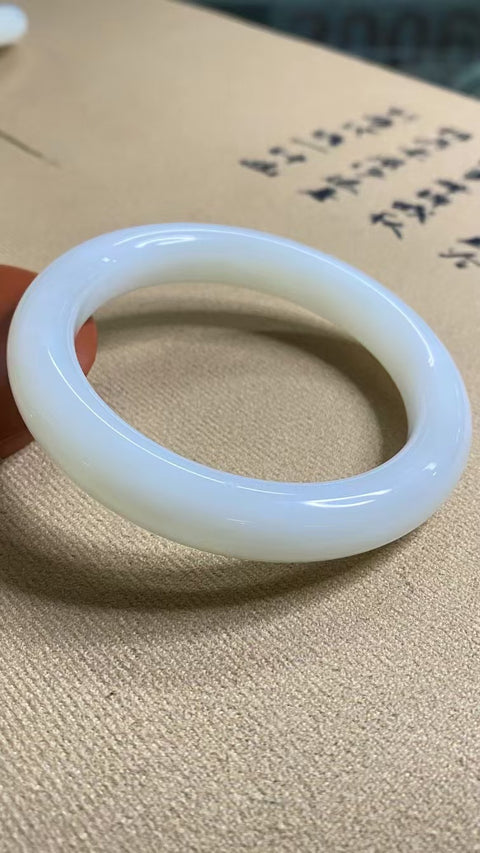 Gelang Giok Ciu Alami Ukuran 58-60mm Ukuran 59.3mm Lebar Sisi 11.6mm Giok terjadi secara alami Pola acak Pengiriman dan pajak sudah termasuk.