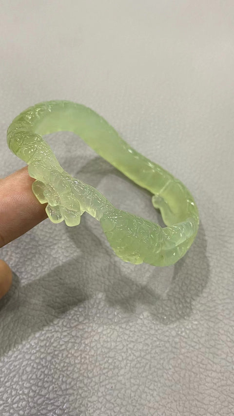 Gelang giok Ciu alami yang diukir dengan indah Warna-warna yang indah Ukuran 58-60mm Ukuran 59.6mm Lebar sisi 11.6mm Batu giok semuanya terjadi secara alami Pola acak Termasuk pajak pengiriman.