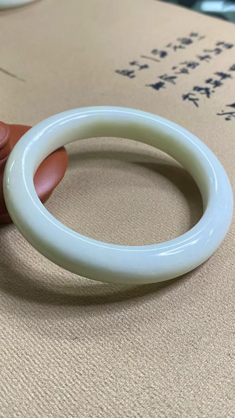 Gelang Cahaya Bulan Putih Giok Cui Giok Alami Ukuran 62-64mm Ukuran 63.3mm Lebar Sisi 12.7mm Giok semuanya terjadi secara alami Pola acak termasuk pajak pengiriman