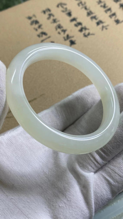 Gelang Giok Ciu Alami Gioknya bersih, halus dan hangat; Gayanya indah Ukuran 55-57mm Ukuran 56.8mm Lebar variabel 11.5mm Giok ini terbentuk secara alami Pola acak; Pengiriman dan pajak sudah termasuk dalam harga.