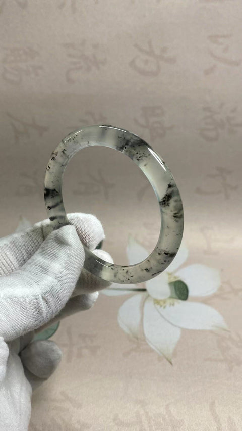 Gelang Tinta Giok Cui Cui Halus Ukuran 49-51mm Ukuran 50.4mm Lebar 8mm Giok halus dan hangat dengan warna-warna yang indah Pengiriman dan pajak sudah termasuk.