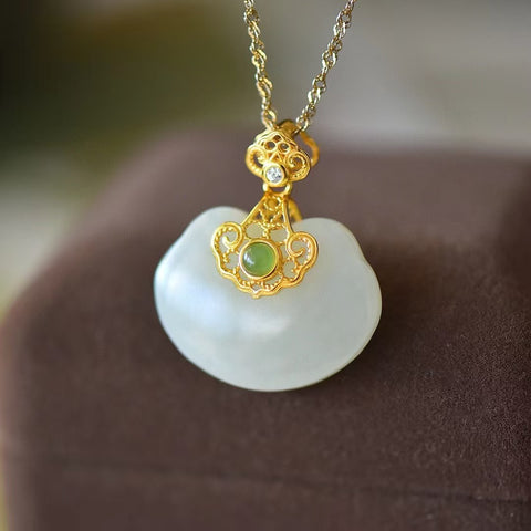 3399-2 Kalung Kunci Ruyi Giok Hetian Giok Alami yang terbuat dari perak 925 Ukuran 18 * 24mm Giok halus dan hangat, gaya yang indah Sudah termasuk pajak pengiriman.