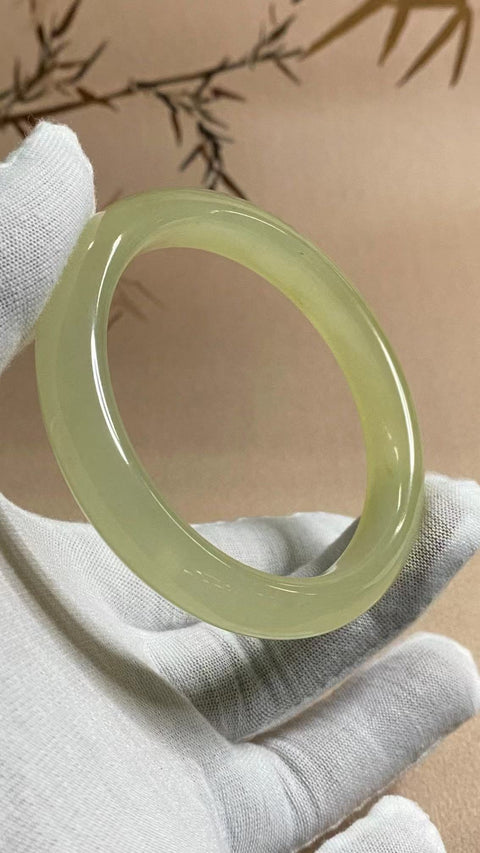 Gelang Giok Halus Ukuran 59-61mm 60.9mm Lebar 11.3mm Giok halus dan hangat dengan warna-warna yang indah Pengiriman dan pajak sudah termasuk.