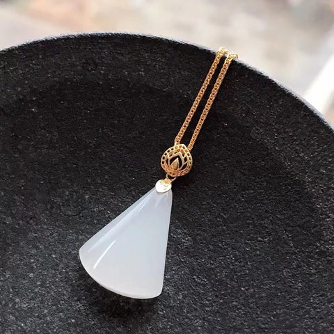 Kalung Giok Hetian Giok Alami Pengaturan Emas 18k Ukuran 14 * 19mm Tebal 5mm Giok bersih dan halus sudah termasuk pajak pengiriman.