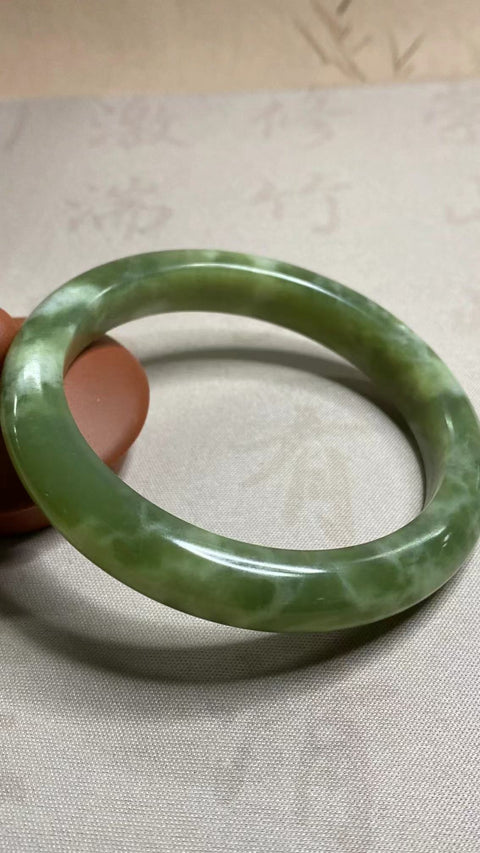 Gelang Cui Giok Minyak Cui Tua Ukuran 63-65mm Ukuran 64.5mm Lebar Sisi 12.1mm Giok terjadi secara alami Pola acak Termasuk pajak pengiriman.