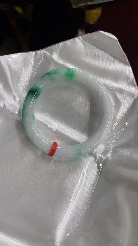 Gelang Jadeite Alami Bahan Pit Tua Dasar halus dan hangat Gaya elegan dan elegan Ukuran 56.8mm Batu giok terbentuk secara alami Pola acak Sudah termasuk pajak pengiriman.