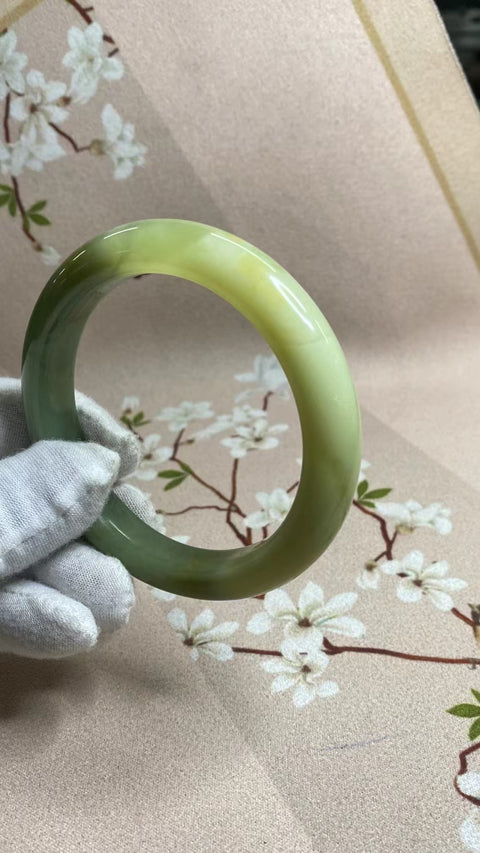 Gelang Giok Giok Bunga Giok Cui Alami Ukuran 62-64mm Ukuran 63.2mm Lebar Sisi 12.5mm Giok terjadi secara alami Pola acak Pengiriman dan pajak sudah termasuk.