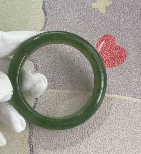 Gelang giok Xiuyan yang indah, berwarna hijau. Diameter dalam: 59 mm, lebar samping: 13,6 mm. Batu alam terbentuk secara alami, dan polanya acak. Biaya pengiriman dan pajak sudah termasuk.