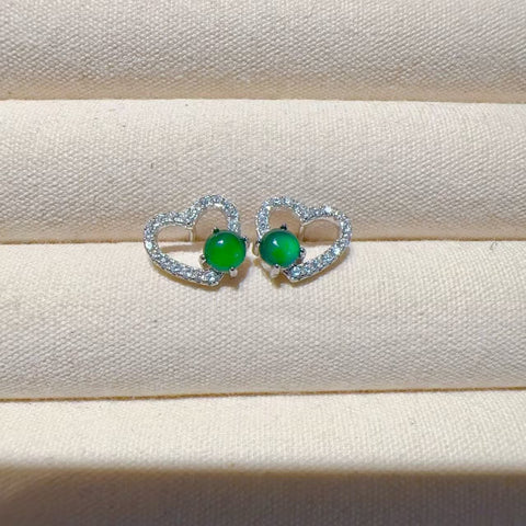 Anting Pejantan Jantung Jadeite Guatemala Alami Ukuran Sekitar 4mm. Ukuran Keseluruhan 8.6 * 9.7mm Ditetapkan dalam 925 Perak Termasuk Pajak Pengiriman.