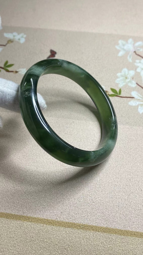 Gelang Bahan Fine Cui Jade 180 Ukuran 56-58m Ukuran 57.5mm Lebar Sisi 12.4mm Batu giok ini terbentuk secara alami dan polanya acak Sudah termasuk ongkos kirim dan pajak.