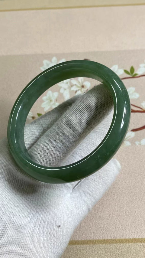Gelang Hijau Penuh Giok Cui Fine Cui Ukuran 62-64mm Ukuran 63.8mm Lebar Sisi 12.1mm Giok secara alamiah Pola Tingkat Acak Sudah termasuk pajak pengiriman.