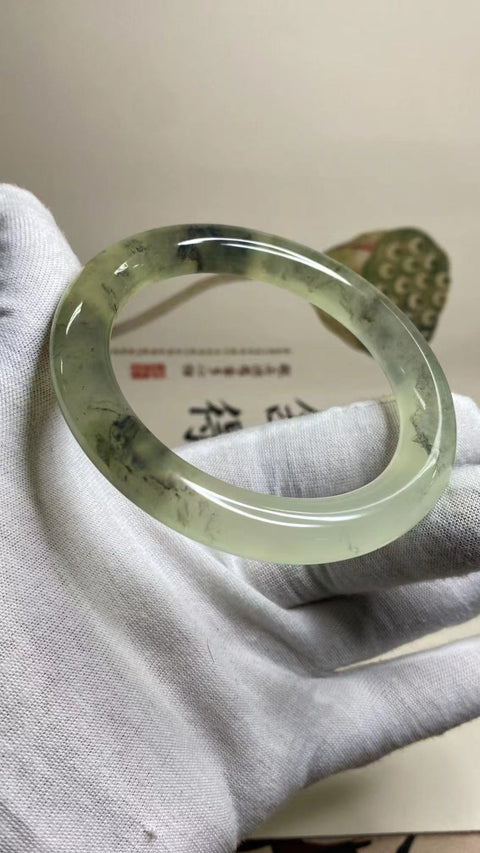 Gelang Lukisan Pemandangan Giok Cui Alami Ukuran 59-61mm Ukuran 60.6mm Lebar Sisi 10.3mm Giok semuanya terjadi secara alami Pola acak Pajak pengiriman sudah termasuk