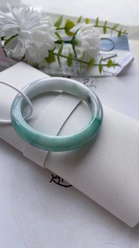 Gelang barang dari batu giok alami Bahan batu giok Pit tua bersih, halus, dan hangat Ukuran 54mm Warna hijau pedas Batu giok alami Pola acak Termasuk ongkos kirim dan pajak