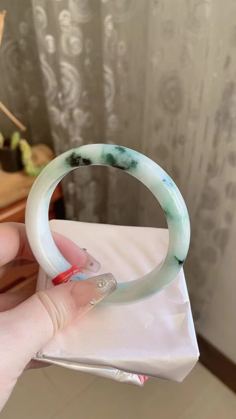 Gelang barang dari batu giok alami Ukuran 62,6 mm Batu giok memiliki pola acak yang terjadi secara alami Termasuk pajak pengiriman