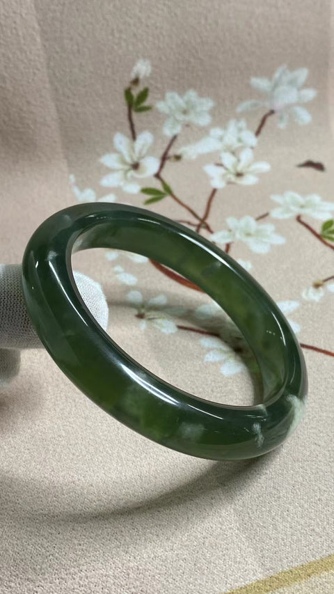 Gelang Bahan Giok Cui Alami 180 Ukuran 60-62mm Ukuran 61.1mm Lebar Sisi 12.3mm Giok terbentuk secara alami Pola acak Pengiriman dan pajak sudah termasuk.