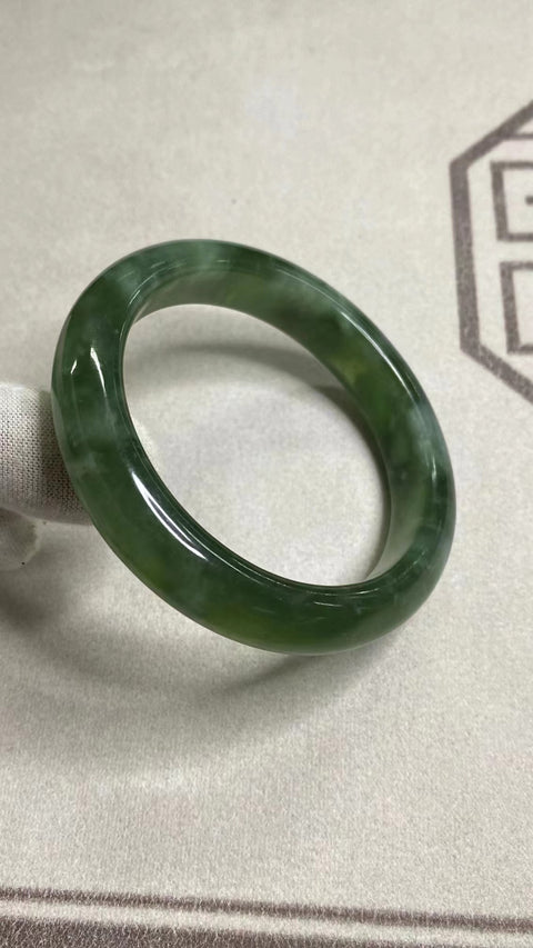 Gelang Giok Giok Terapung Hijau Penuh Giok Cui Alami Ukuran 57-59mm Ukuran 58.2mm & nbsp; Lebar Sisi 12.8mm Giok terjadi secara alami Pola acak termasuk pajak pengiriman