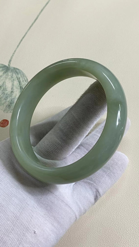 Gelang Seri Biru Giok Cui Alami, kaliber 65-67mm Ukuran 66.7mm Lebar 17.3mm Giok terjadi secara alami Pola acak termasuk pajak pengiriman