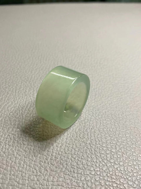 Cincin Hijau Es Giok Cui Giok Alami Ukuran 22.3mm Giok bersih dan halus Tinggi 15.7mm Sudah termasuk pajak pengiriman.