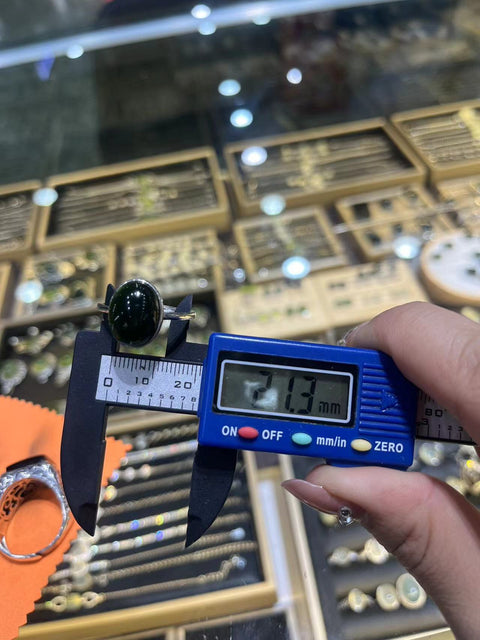 Cincin pembungkus sederhana dalam pengaturan perak dari bahan lama! Bingkai cincin dapat disesuaikan! Ukuran telur: 14,5 mm x 11 mm Giok bersih, halus, dan hangat, sudah termasuk ongkos kirim dan pajak.