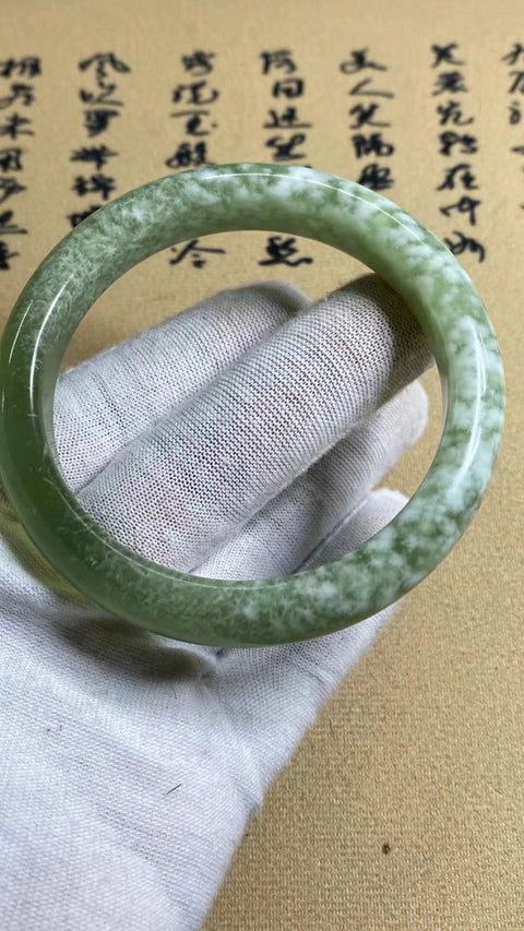 Gelang Gelang Milkcap Titi Giok Hijau Cui Giok Alami Ukuran 59-61mm Ukuran 60mm Lebar Samping 12.4mm Giok terbentuk secara alami Pola acak Pengiriman dan pajak sudah termasuk.